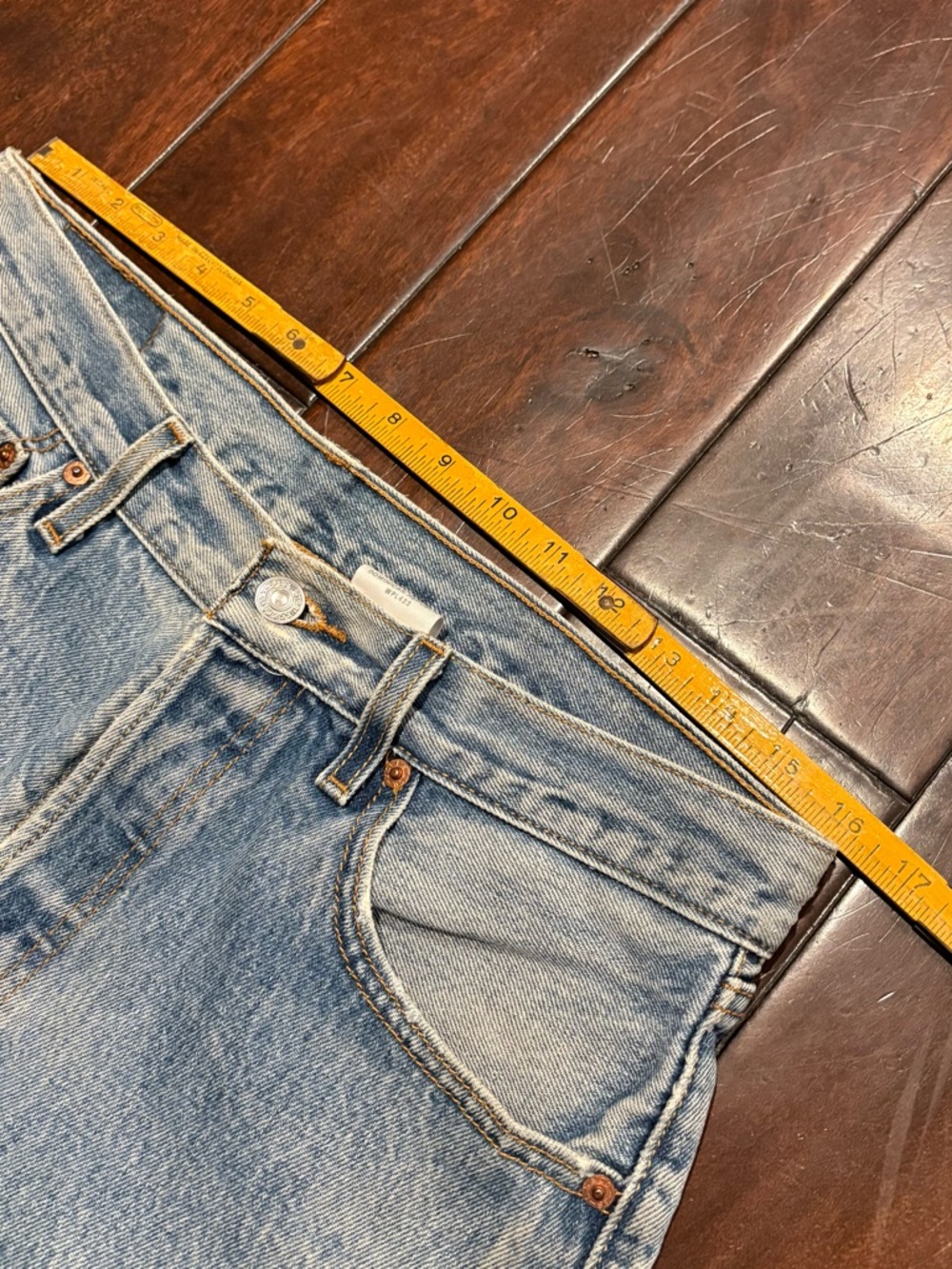 Vintage Levi's 501 Med/Light Wash Button Fly Blue Jeans - Picture 5 of 13